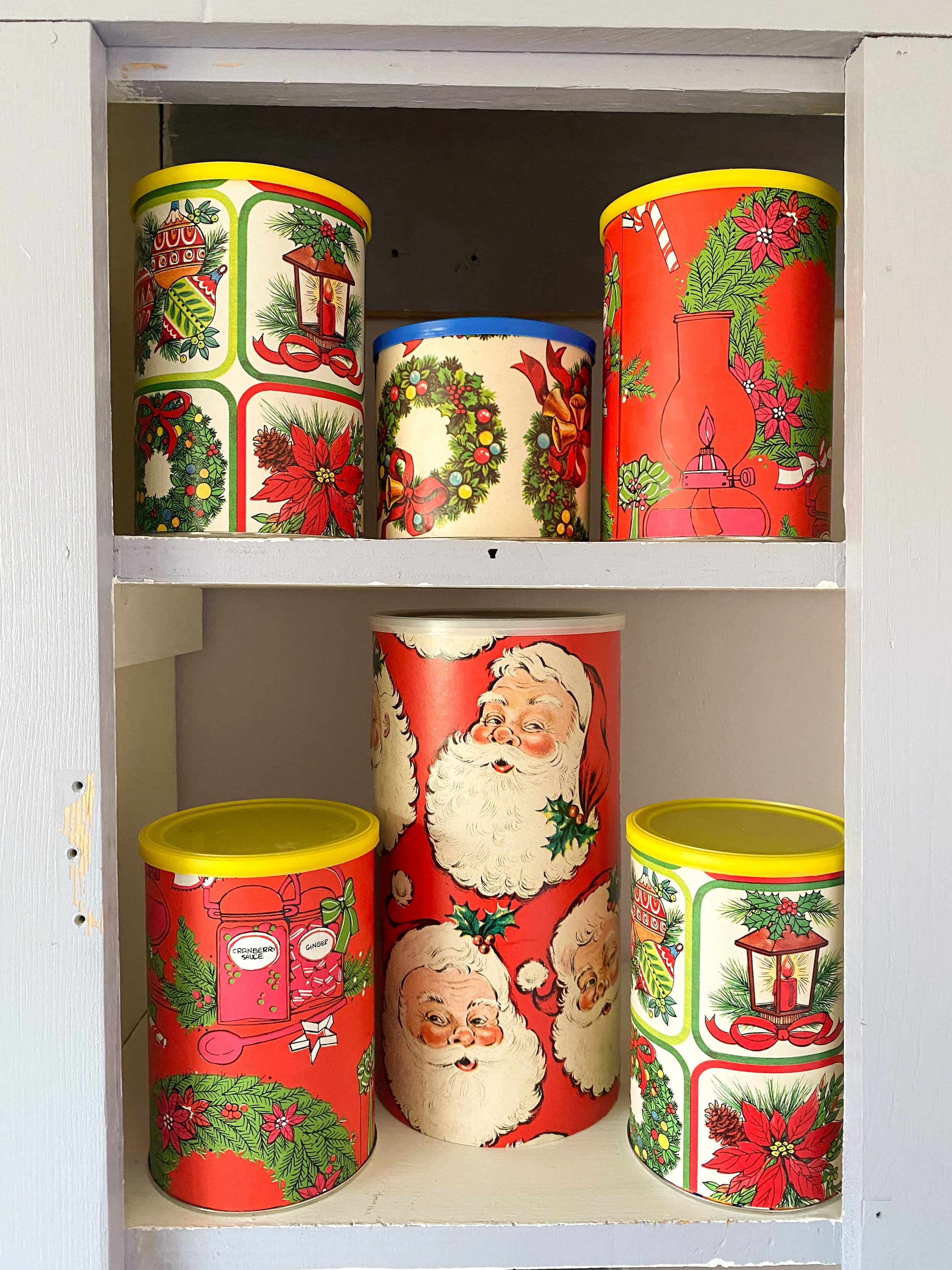 Make Your Own Vintage Christmas Tins With This Easy DIY Upcycle